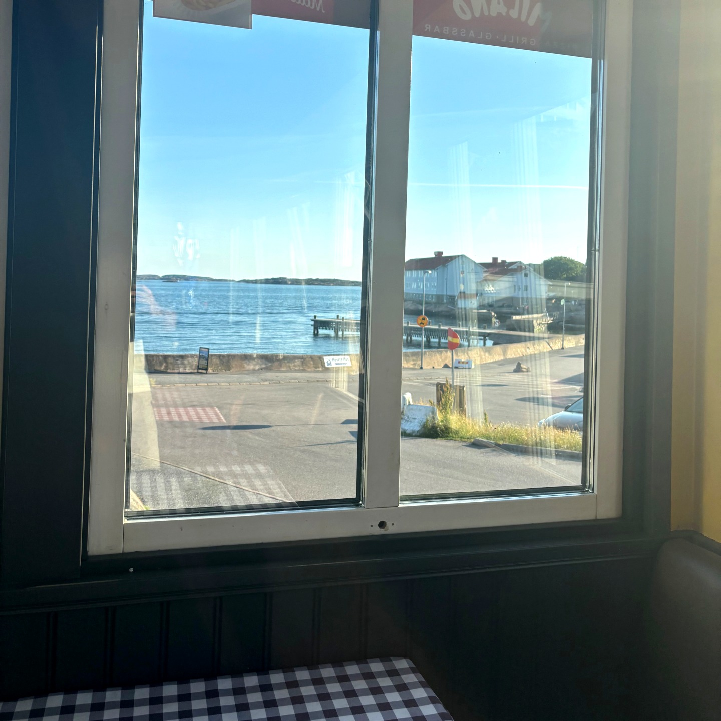 Havsutsikt över Lysekils hamn från fönsterbordet
