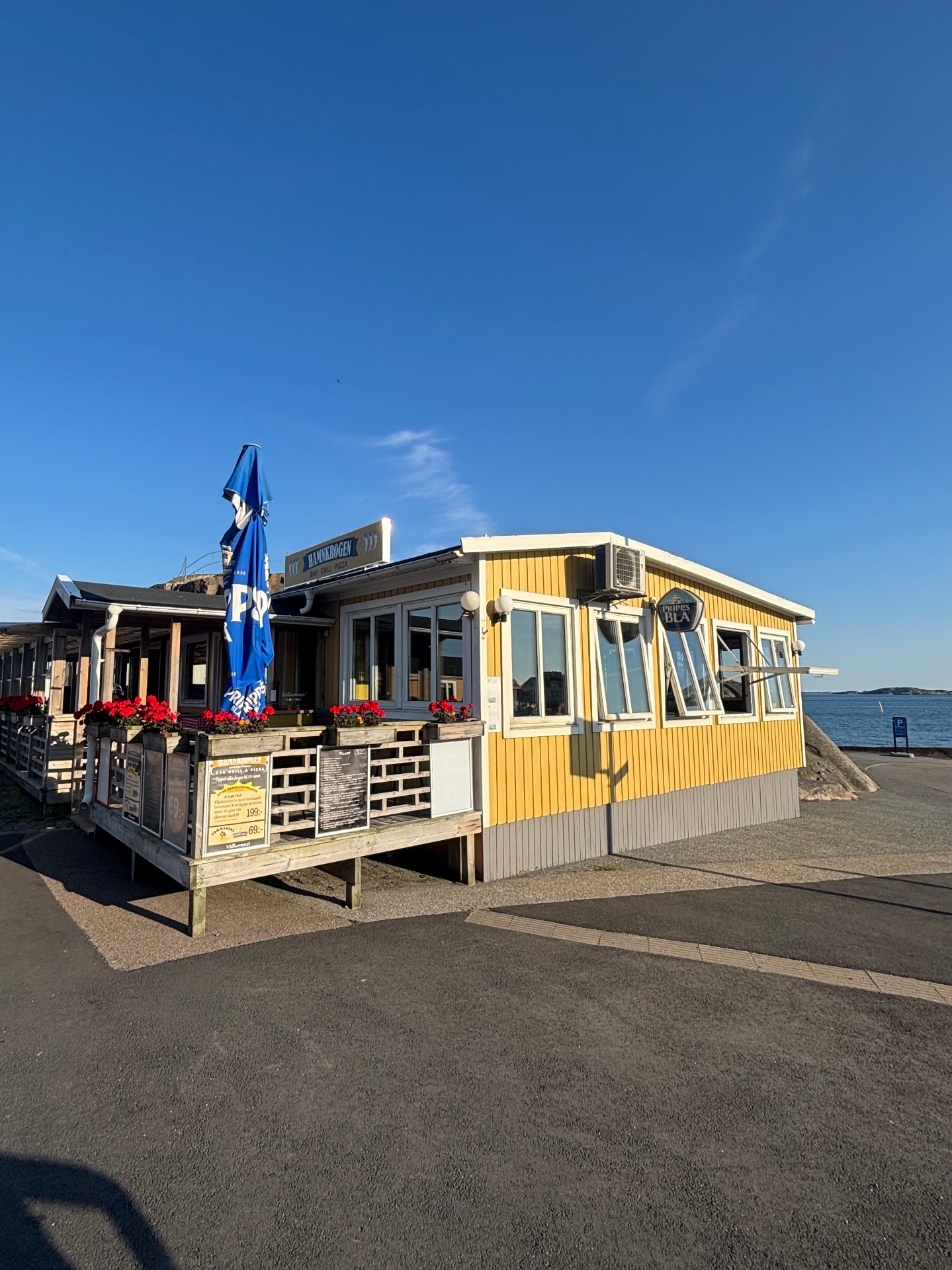 Hamnkrogens gula fasad vid havet i Lysekils hamn