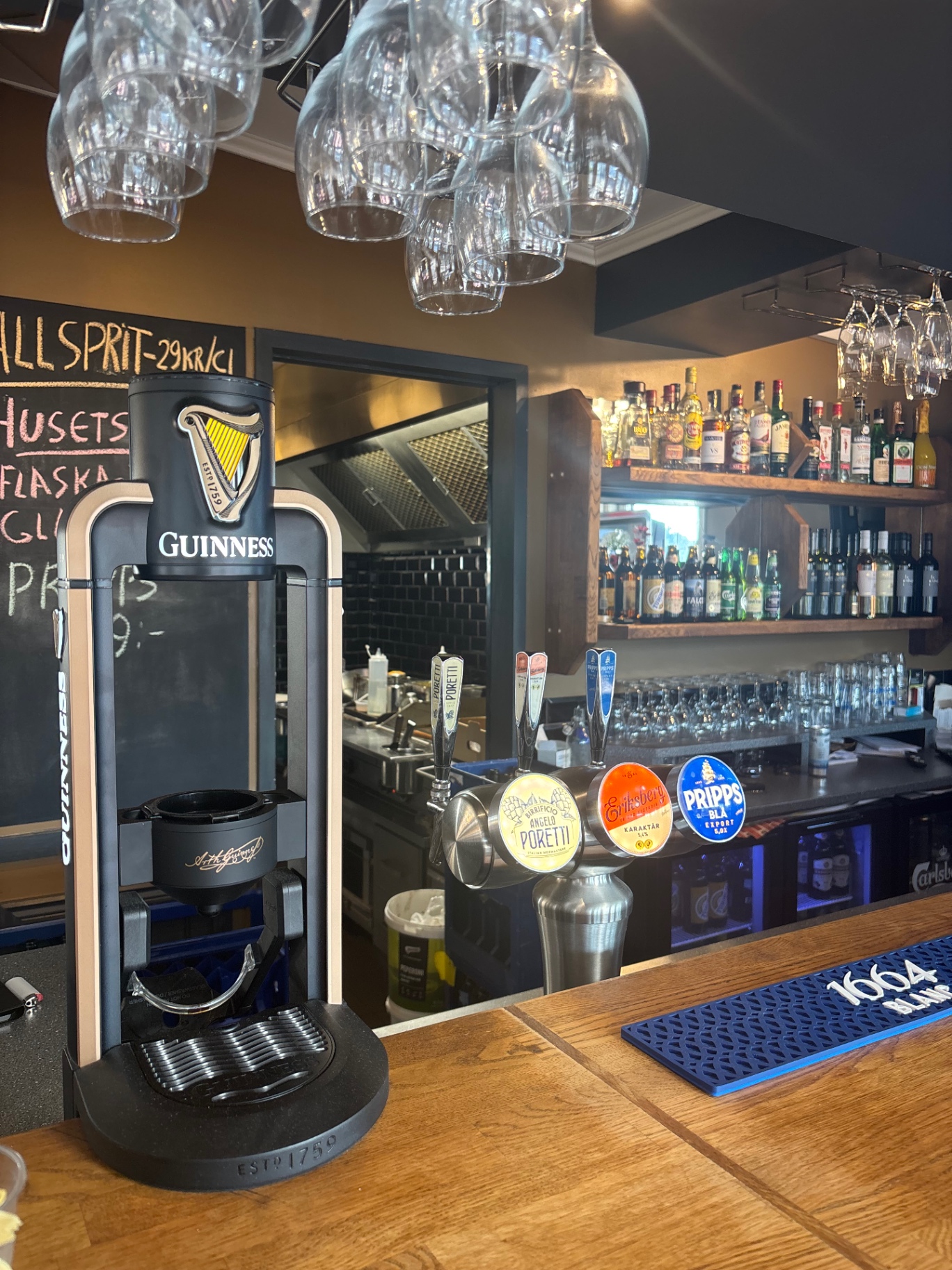 Guinness-tapp och ölkranar i baren